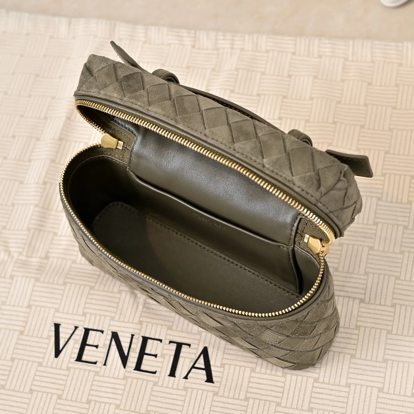 Batch 1360 #BV new Vanity Case suede cosmetic bag 🎈 is a super practical and stylish box cosmetic bag [Fireworks], using the brand's most classic cowhide weaving, with two-way zipper opening and closing, the overall style is retro and elegant, the top handle can be adjusted at will, the hand-held elegant temperament, cross-body casual and casual, unlocking various concave shape scenes 🎬 Model: 9109 Size: 22x12.5x5